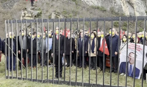 Mehmet Murat Çalık için Maçka'da sarı maske eylemi