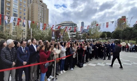 ATAŞEHİR'DE İTİŞLİ-KAKIŞLI BAYRAM KUTLAMASI