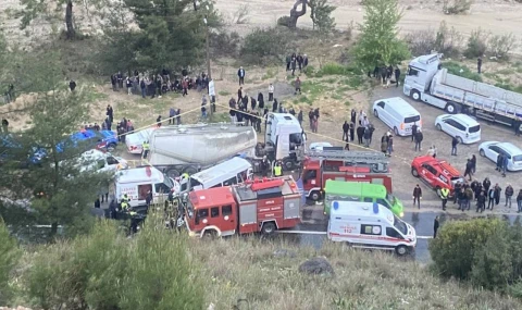 Tarım işçileri minibüsü mikserle çarpıştı: 7 ölü