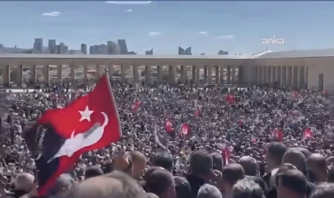 On binler Özel'le birlikte Anıtkabir'e yürüdü...