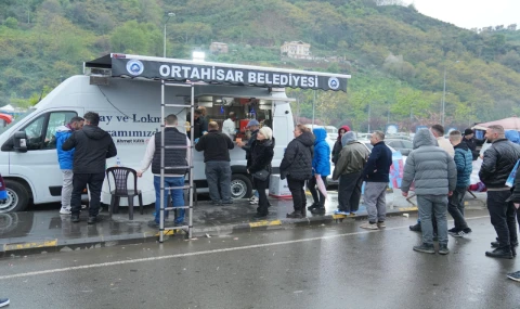 Ortahisar Belediyesi Trabzonspor maçı öncesi çay ve lokma dağıttı