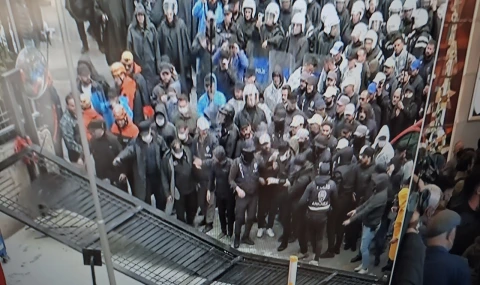 Polis kapıları kırarak CHP Genel Merkezi'ne girdi