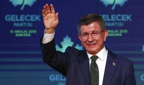 Davutoğlu siyasettin çekildi, Gelecek Partisi'ni feshetti