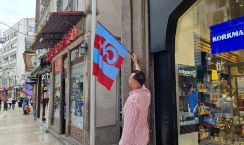 Ortahisar'da caddeler bordo-mavi