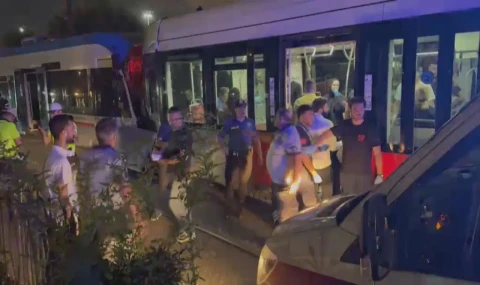 Zeytinburnu'nda iki tramvay kafa kafaya çarpıştı