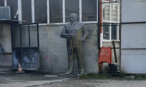 Atatürk heykeline gösterilen özensizlik tepki çekiyor