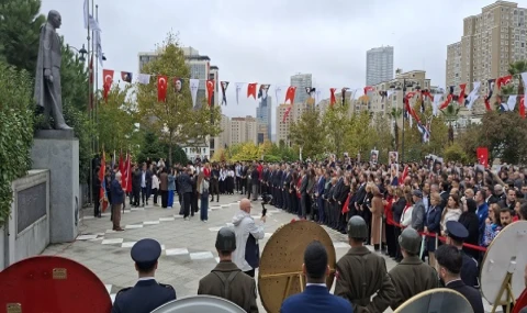 Cumhuriyet Bayramı kutlamaları çelenk sunumlarıyla başladı