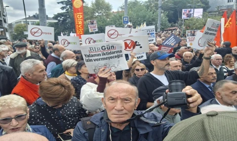 Gazeteciler İstanbul'da baskılara karşı yürüdü