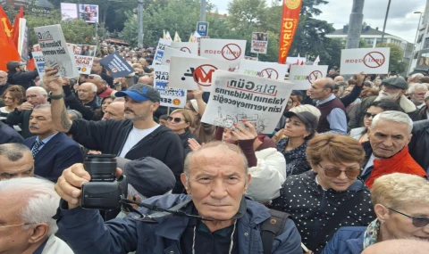 Gazetecilerin baskılara karşı yürüyüşte