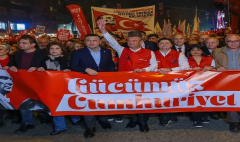 Görkemli fener alayına Özgür Özel de katıldı